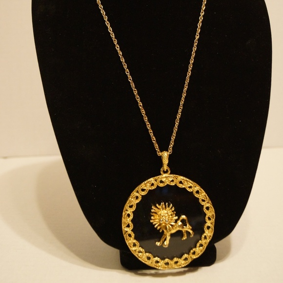 Jewelry - Vintage Necklace Gold Tone Chain Round Pendant